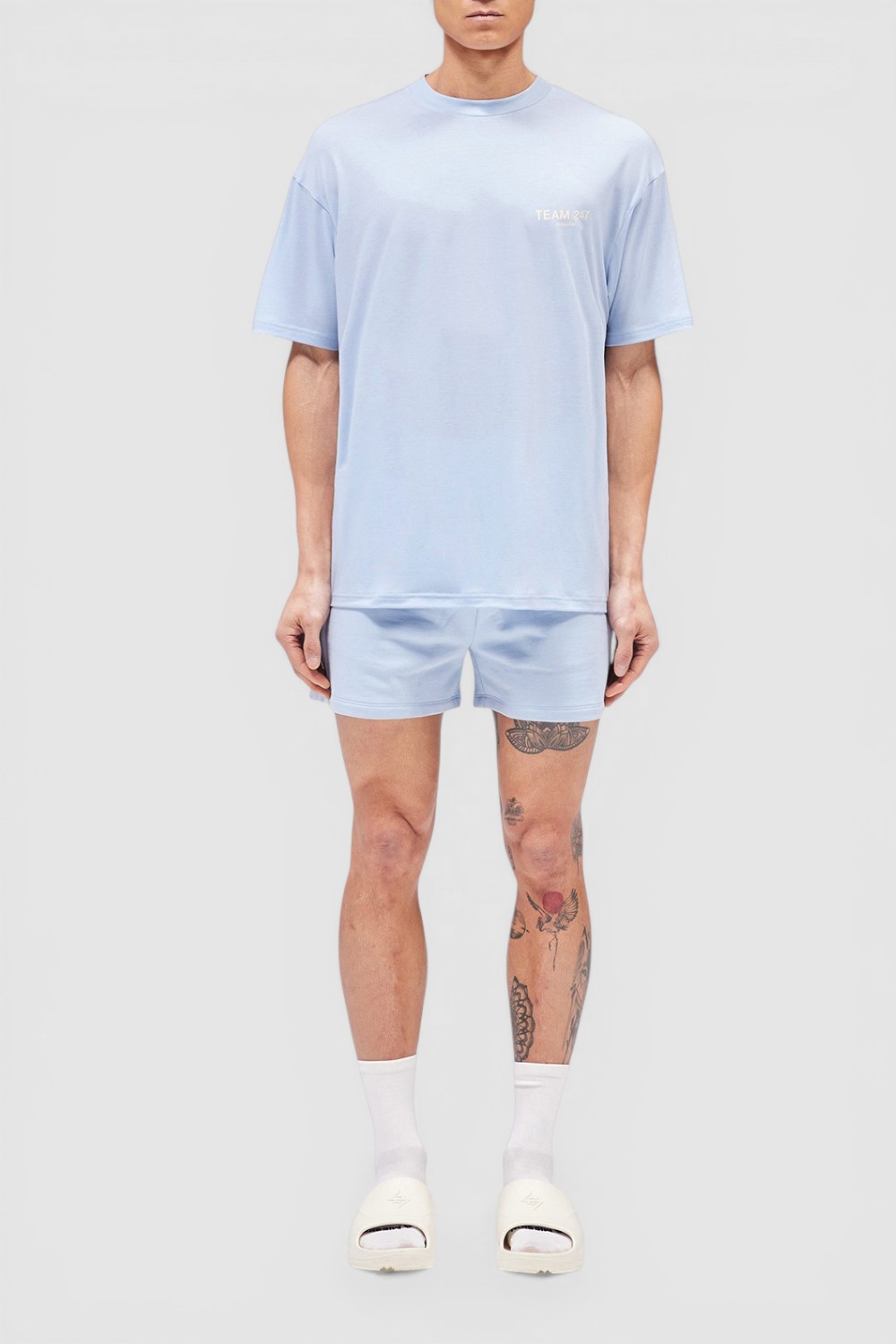 תמונת כל הלוק של חולצת אימון